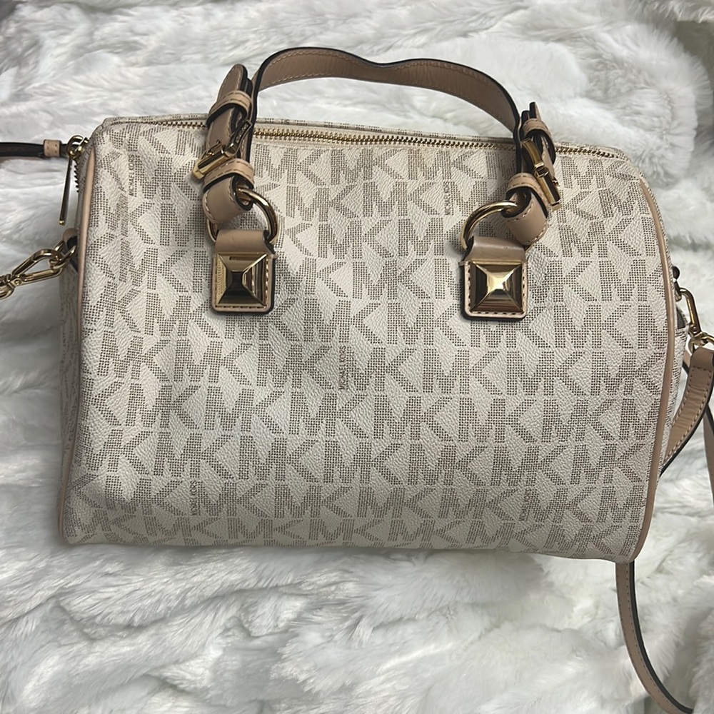 Beautiful Michael Kors purse. Only worn once. Can be worn as a crossbody.